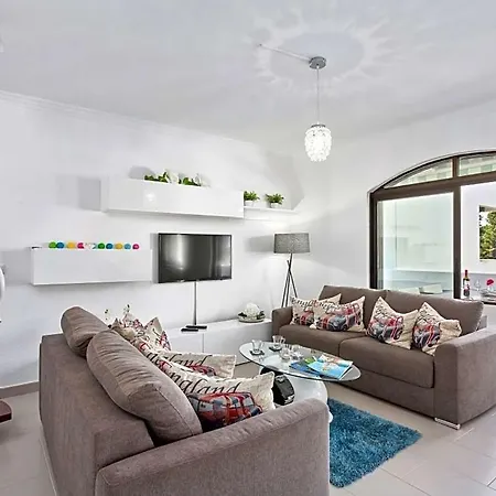 Apartment Sleeps 4 With Pool Air Con And Wifi *