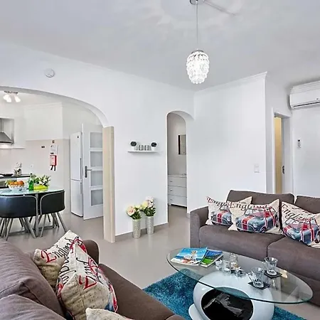 Sleeps 4 With Pool Air Con And Wifi Vilamoura