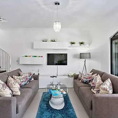 Sleeps 4 With Pool Air Con And Wifi Appartamento *